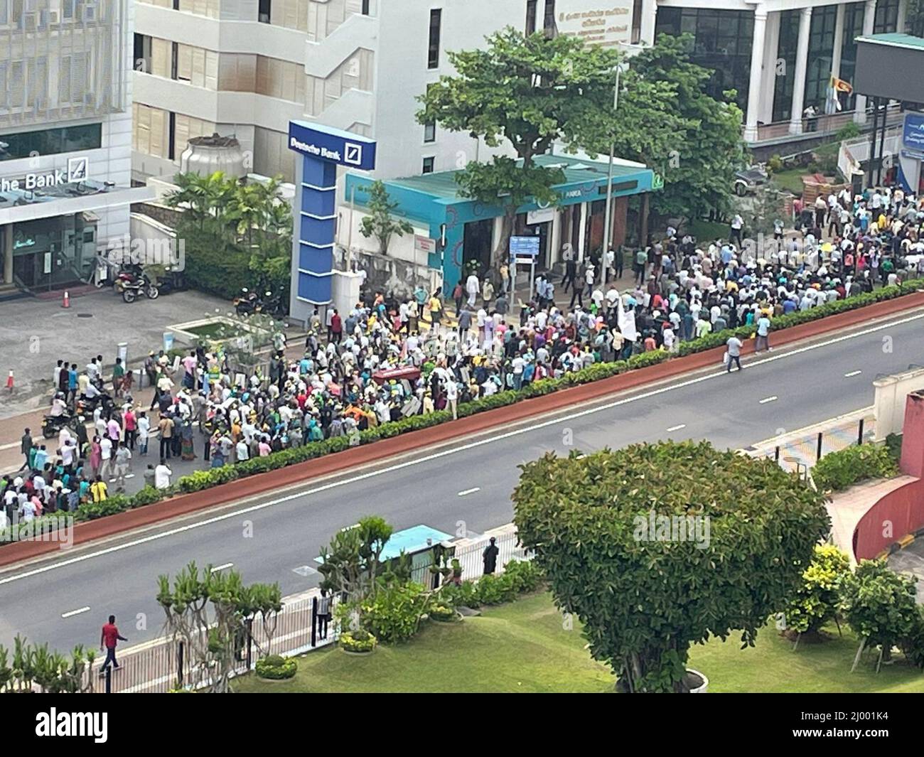 Colombo, Sri Lanka. 15.. März 2022. Die wichtigste Oppositionspartei 'Samagi Jana Balaugaya (SJB)' organisierte einen protestmarsch, um sich gegen das Verhalten der aktuellen Regierung zu stellen. Tausende von Menschen aus dem ganzen Land versammelten sich in Colombo, um die „gescheiterte“ Regierung zum Rücktritt zu drängen. Stockfoto