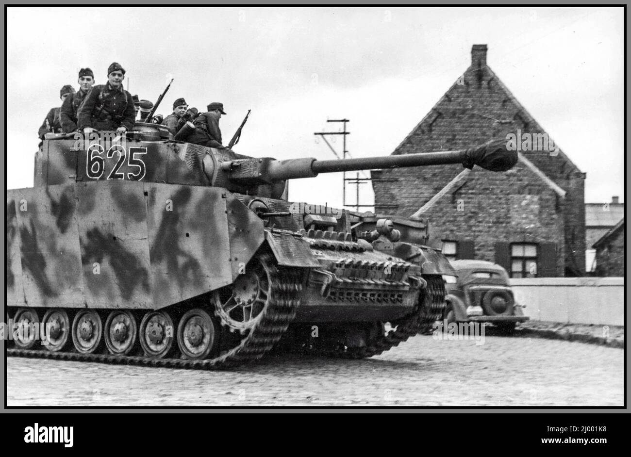 WW2 Deutscher mittlerer Panzer PzKpfw IV mit der taktischen Nummer 625 von 12. SS-Panzer-Division „Hitlerjugend“ während der Schlacht von Frankreich. Westfront, 2. Weltkrieg Die Schlacht von Frankreich 10. Mai – 25. Juni 1940 auch bekannt als die westliche Kampagne die französische Kampagne und der Fall Frankreichs, war die deutsche Invasion von Frankreich, Belgien, Luxemburg und den Niederlanden während des Zweiten Weltkriegs das Pz.Kpfw.IV-Bild, das während eines Wehrmachtstrainings aufgenommen wurde Ort: Frankreich 1940 Stockfoto