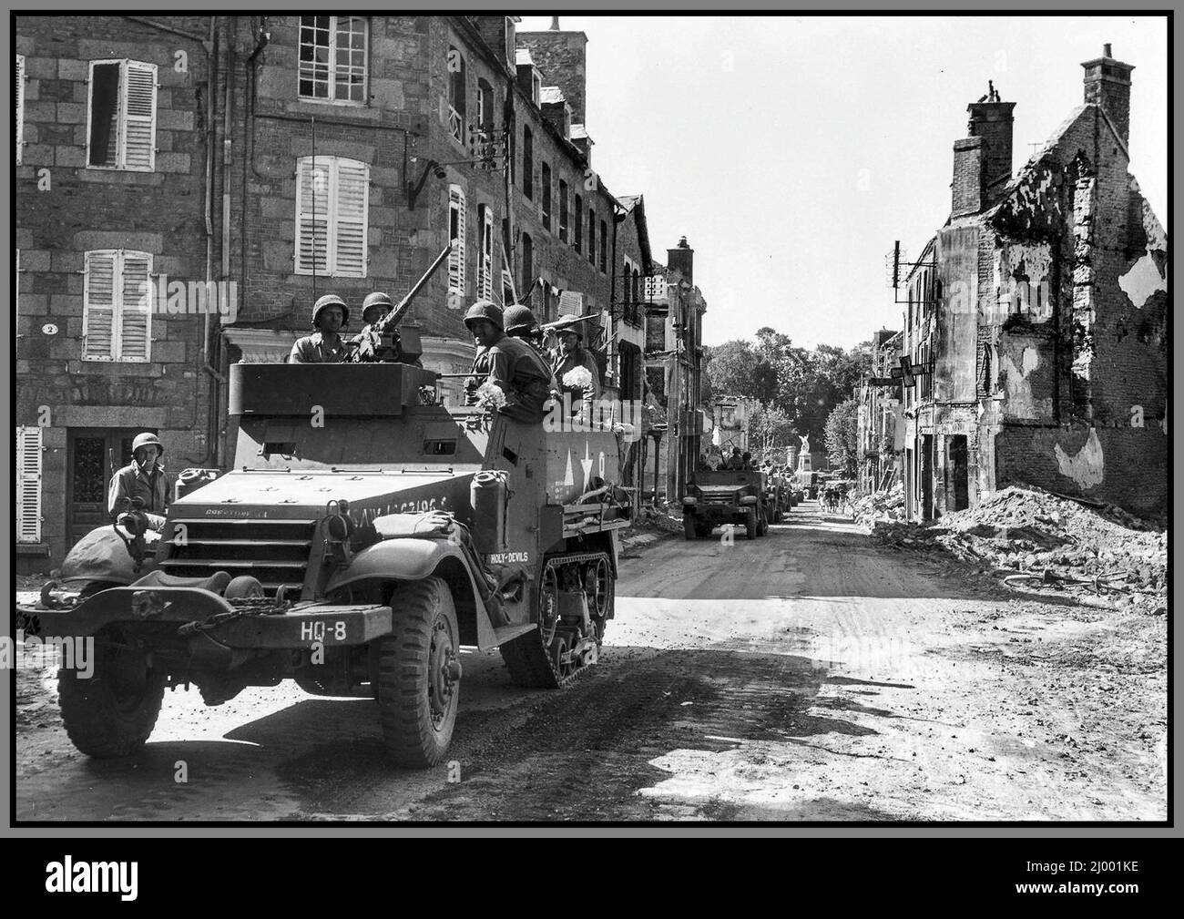 WW2 amerikanischer Vormarsch in Frankreich nach der D-Day Invasion US Army M3A1 halbspurige gepanzerte Personenträger 8. Bataillon amerikanische 4. Panzerdivision in einer von Nazi-Deutschland befreiten Straße Avranches, Frankreich 31. Juli 1944 Stockfoto