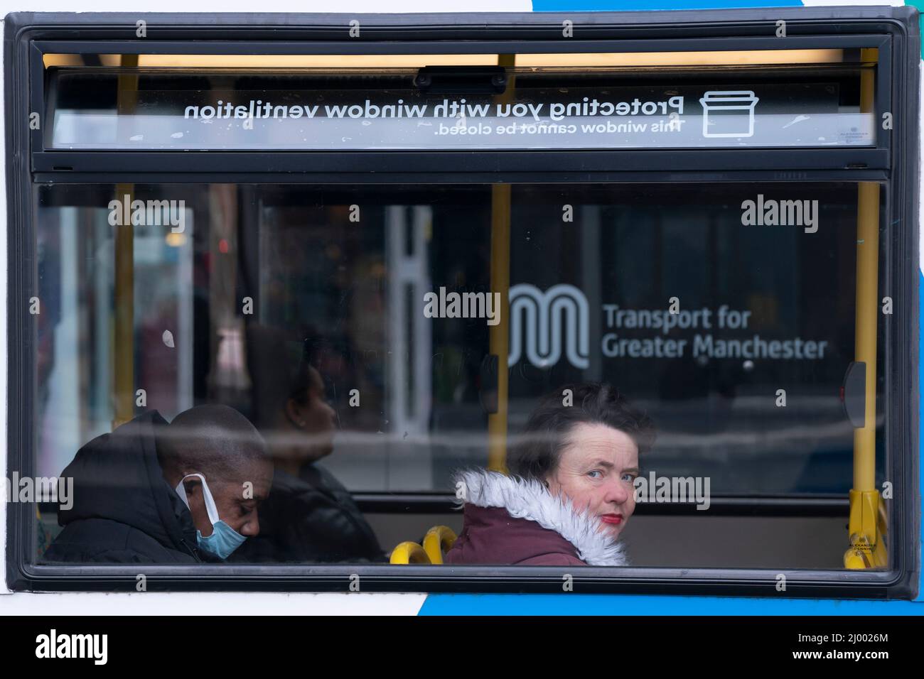 Manchester, Großbritannien, 15.. März 2022. Busse werden am Busbahnhof Piccadilly im Zentrum von Manchester gesehen, da angekündigt wurde, dass die Busfahrkarten im Großraum Manchester für Erwachsene auf £2 und für Kinder auf £1 begrenzt werden, die im Rahmen einer „Londoner Verkehrsrevolution“ in Manchester, Großbritannien, geplant sind. Kredit: Jon Super/Alamy Live Nachrichten. Stockfoto