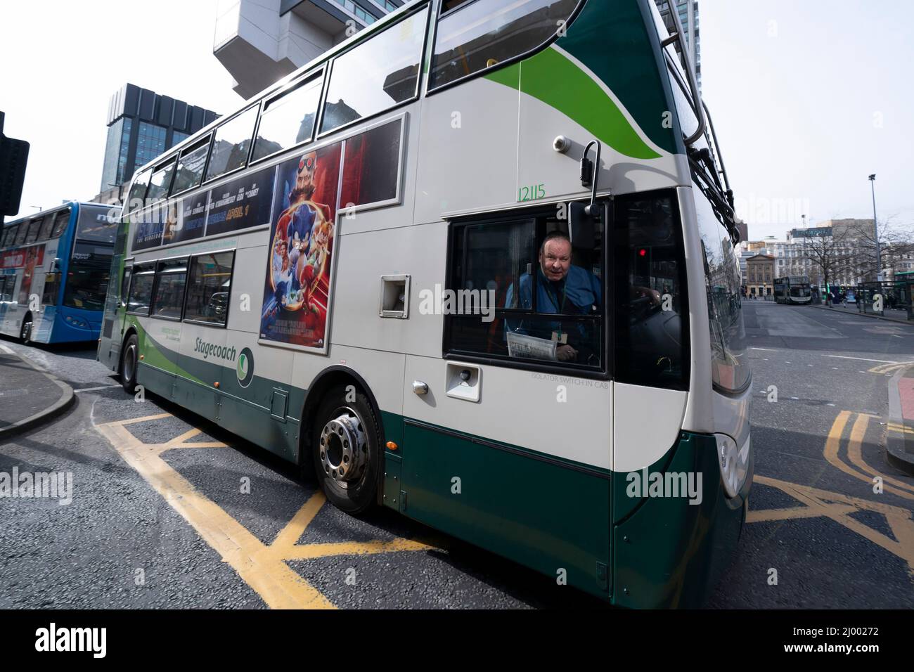 Manchester, Großbritannien, 15.. März 2022. Busse werden am Busbahnhof Piccadilly im Zentrum von Manchester gesehen, da angekündigt wurde, dass die Busfahrkarten im Großraum Manchester für Erwachsene auf £2 und für Kinder auf £1 begrenzt werden, die im Rahmen einer „Londoner Verkehrsrevolution“ in Manchester, Großbritannien, geplant sind. Kredit: Jon Super/Alamy Live Nachrichten. Stockfoto