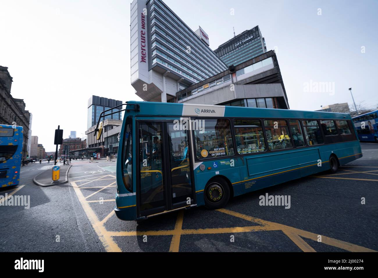 Manchester, Großbritannien, 15.. März 2022. Busse werden am Busbahnhof Piccadilly im Zentrum von Manchester gesehen, da angekündigt wurde, dass die Busfahrkarten im Großraum Manchester für Erwachsene auf £2 und für Kinder auf £1 begrenzt werden, die im Rahmen einer „Londoner Verkehrsrevolution“ in Manchester, Großbritannien, geplant sind. Kredit: Jon Super/Alamy Live Nachrichten. Stockfoto