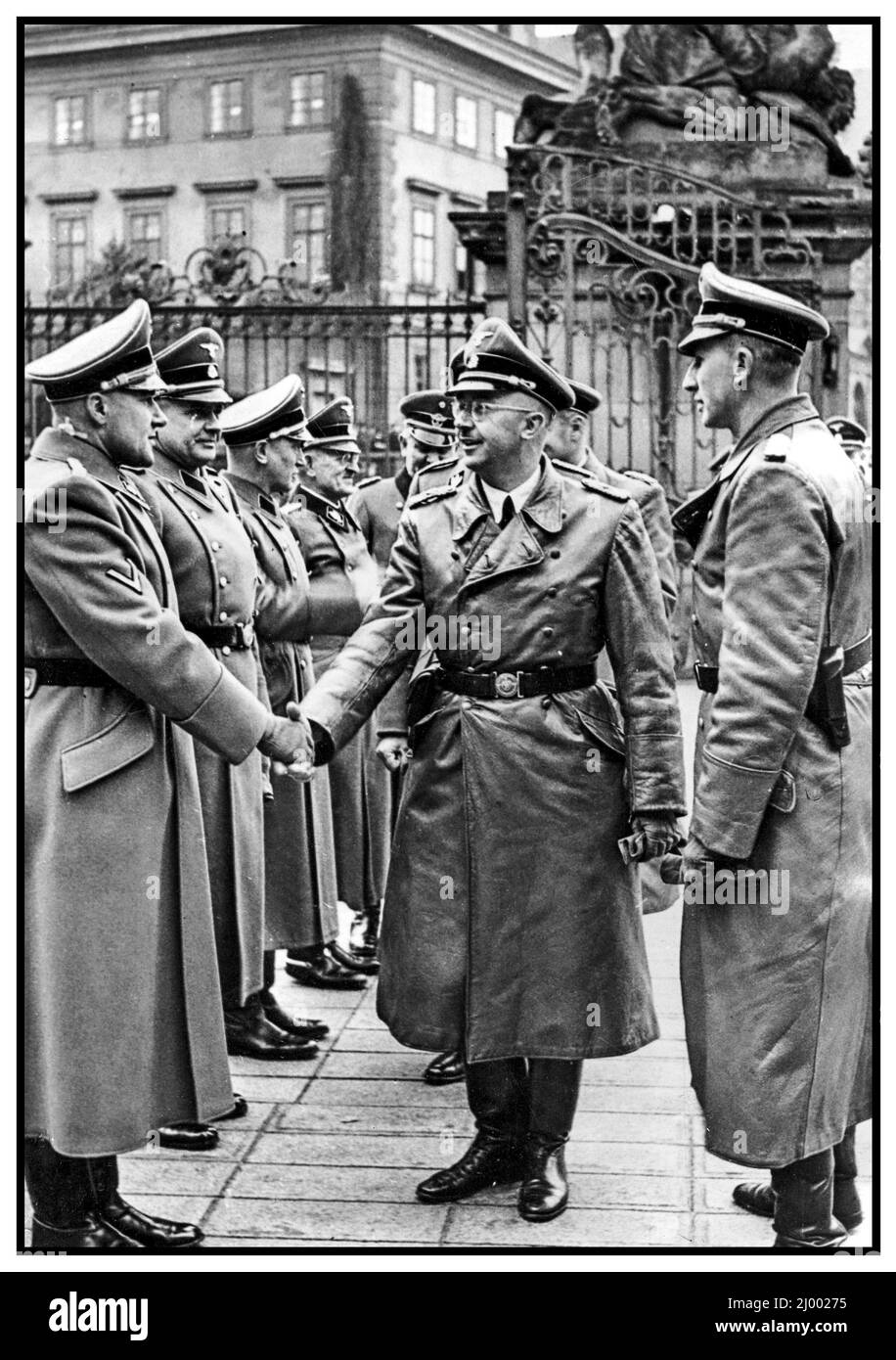 Reinhard Heydrich 1941 – Kommandant des Reichssicherheitshauptamtes (RSHA), amtierender Gouverneur des Protektorats Böhmen und Mähren, Hauptarchitekt des Holocaust mit Heinrich Luitpold Himmler Reichsführer des Schutzstaffels und führendes Mitglied der Nazi-Partei Deutschlands. Abgebildet in Prag, der Tschechoslowakei, bei der er Nazi-Offiziere unter Heydrichs Befehl treffen wird Stockfoto