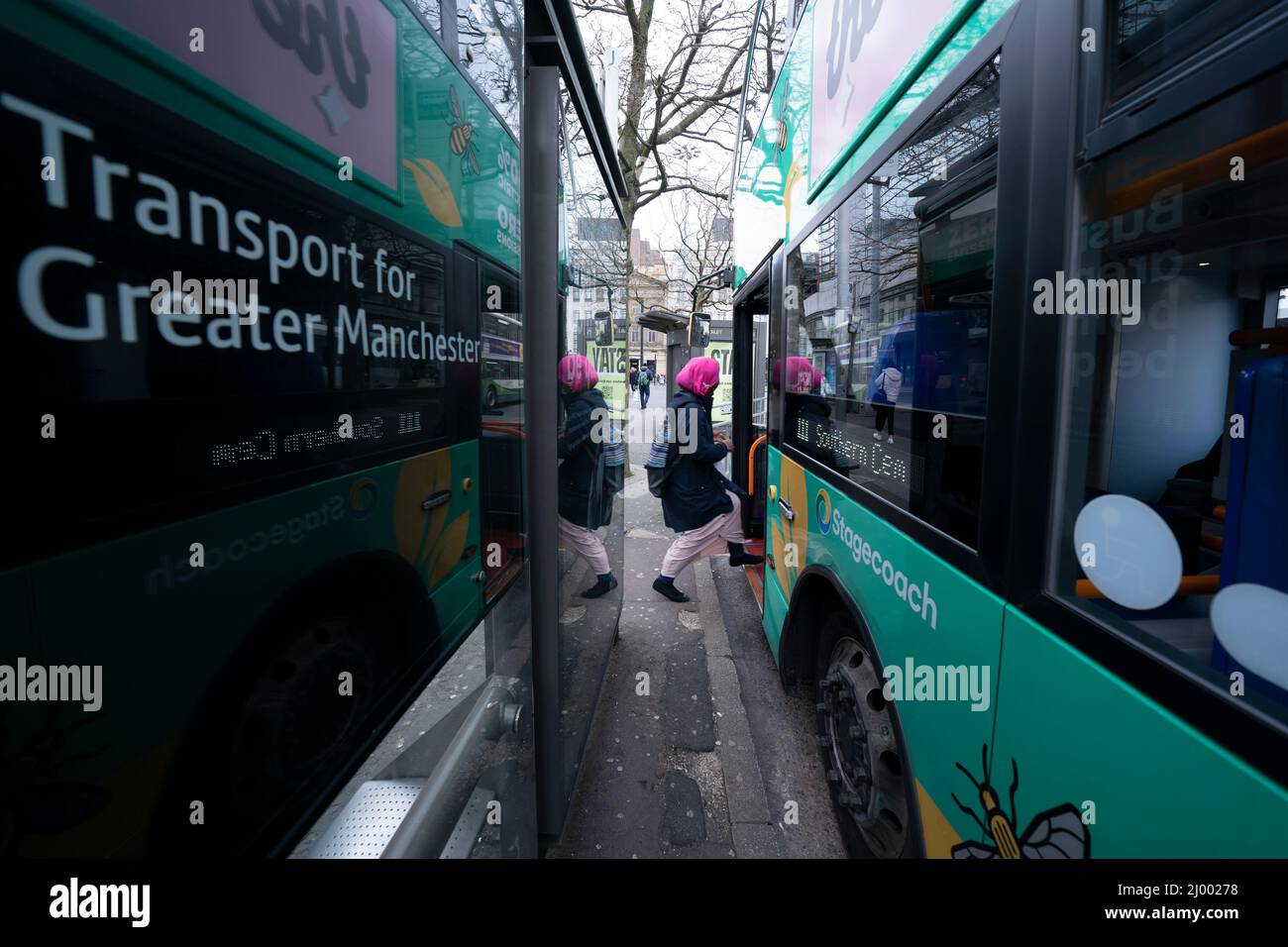 Manchester, Großbritannien, 15.. März 2022. Busse werden am Busbahnhof Piccadilly im Zentrum von Manchester gesehen, da angekündigt wurde, dass die Busfahrkarten im Großraum Manchester für Erwachsene auf £2 und für Kinder auf £1 begrenzt werden, die im Rahmen einer „Londoner Verkehrsrevolution“ in Manchester, Großbritannien, geplant sind. Kredit: Jon Super/Alamy Live Nachrichten. Stockfoto