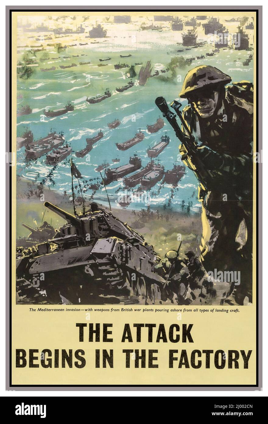 WW2 Britisches Propagandaplakat von 1943 'DER ANGRIFF BEGINNT IN DER FABRIK' alliierte Invasion Italiens, 'die Invasion des Mittelmeers mit Waffen aus britischen Kriegswerken, Aus einer Reihe britischer Plakate, die verschiedene Szenen des Krieges im Zweiten Weltkrieg in Europa darstellen, strömen an Land aus allen Arten von Landungsschiffen Stockfoto