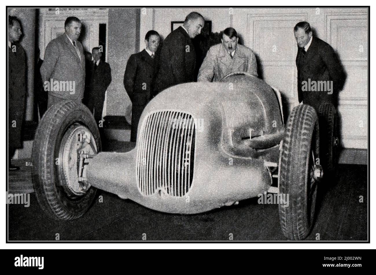 1930s Adolf Hitler MERCEDES Rennwagen mit Joseph Goebbels bei der Vorstellung des neuen Mercedes Open Grand Prix Rennwagens 'Silver Arrow' Modellnummer W24 1934 ebenfalls in der Gruppe Hans Nibel Mercedes Designer. Stockfoto