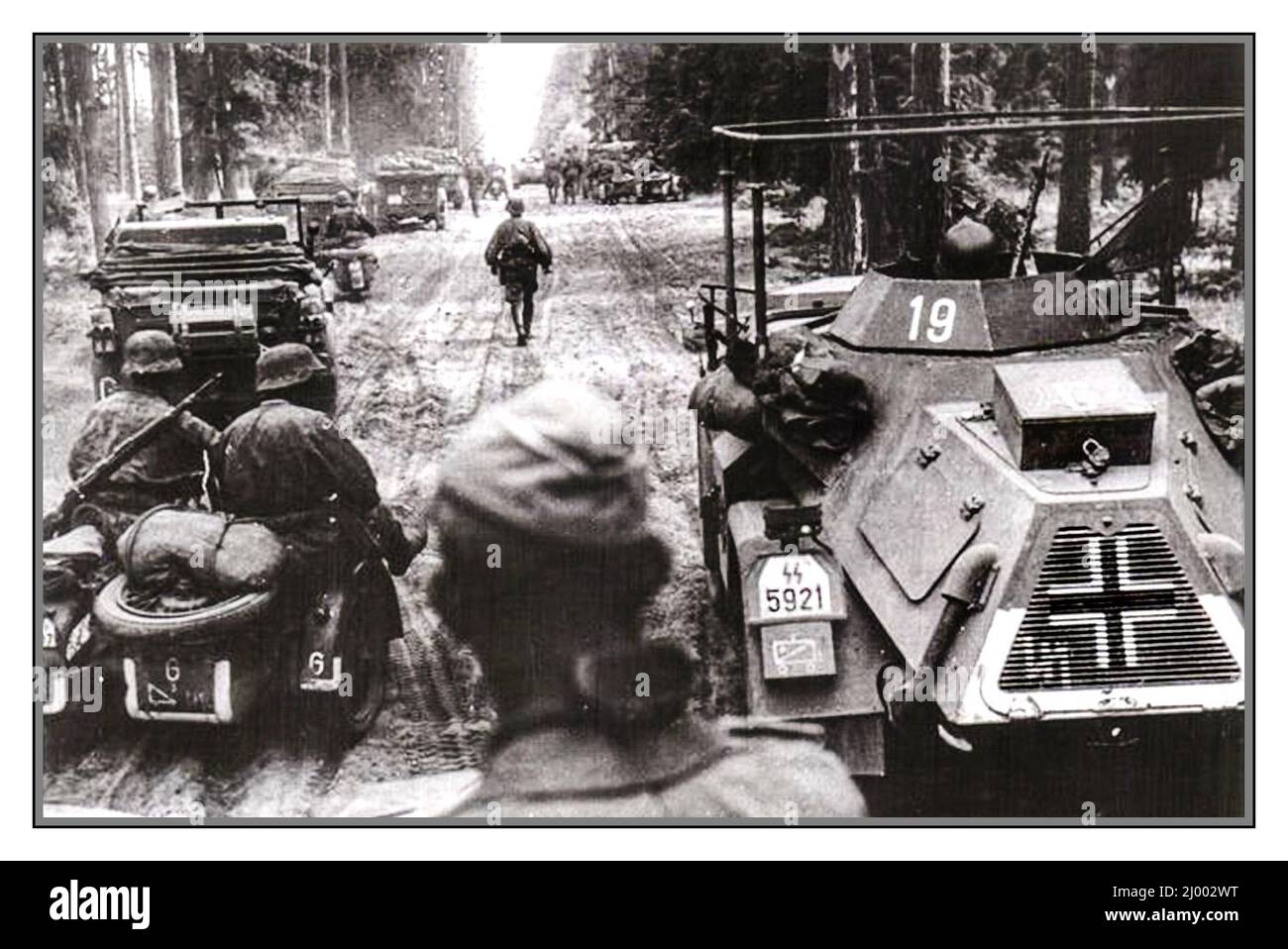 1940s Waffen SS 2. Panzer Division das Reich an der Ostfront vorrücken die 2. SS Panzer Division das Reich (deutsch: 2. SS-Panzerdivision 'das Reich') war eine brutale Elitedivision der Waffen-SS von Nazi-Deutschland während des Zweiten Weltkriegs, gebildet aus Regimenten der SS-VT. Die Division diente während der Invasion in Frankreich und nahm an mehreren Schlachten an der Ostfront Teil, darunter die Schlacht von Prochorovka gegen 5. Wachen-Panzerarmee in der Schlacht von Kursk. Zog in den Westen und nahm an den Kämpfen in der Normandie und der Schlacht von der Bulge begangen die Massaker von Oradour-sur-Glane und Tulle Stockfoto