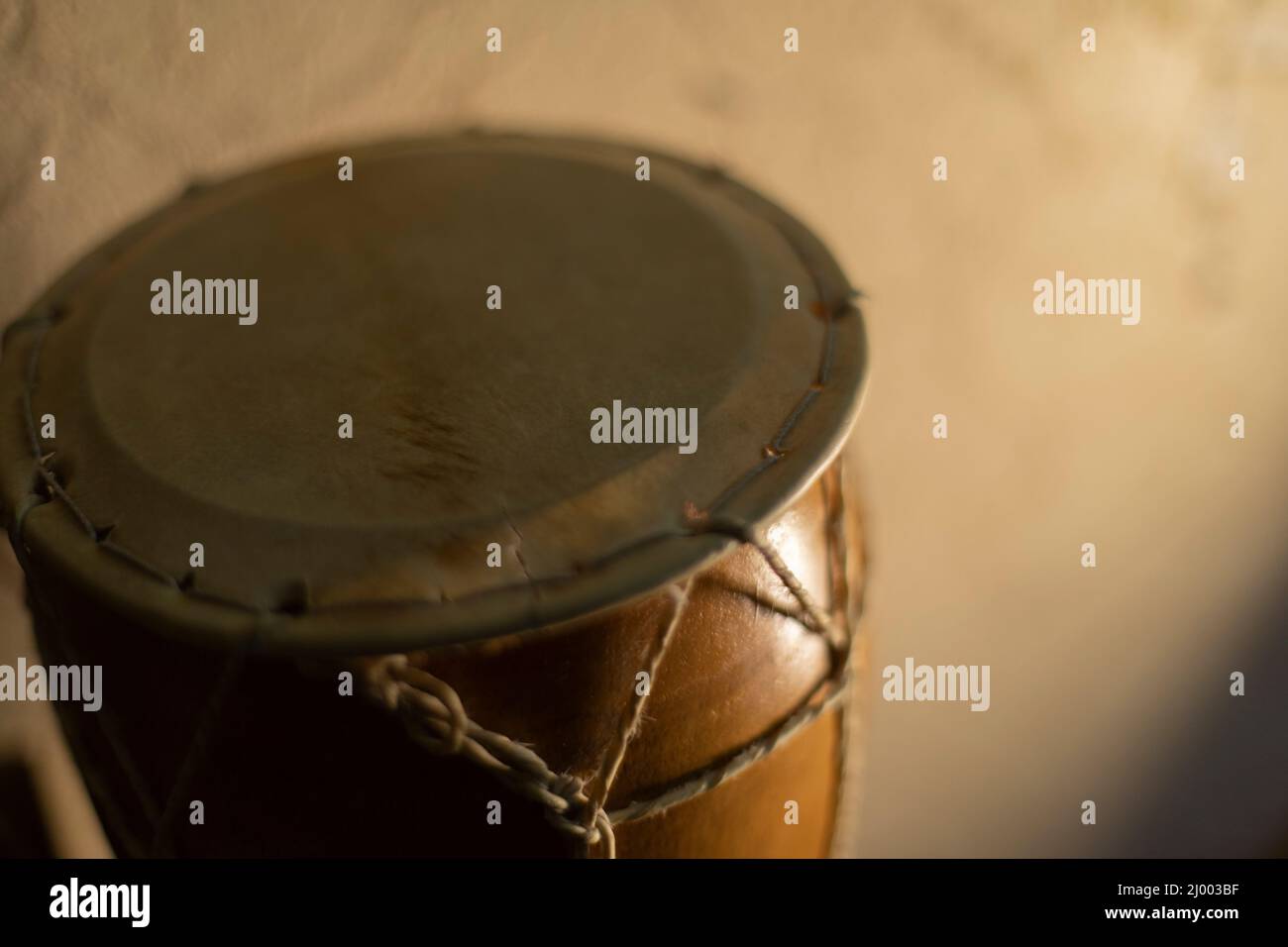 Afrikanische Trommel. Schlaginstrument aus Holz. Seile ziehen die Membran der Trommel fest. Details zum musikalischen Inventar. Stockfoto
