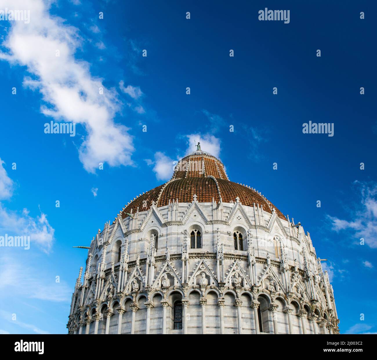 Pisa, Italien. Baptisterium gegen den Himmel auf dem berühmten Platz der Wunder. Stockfoto