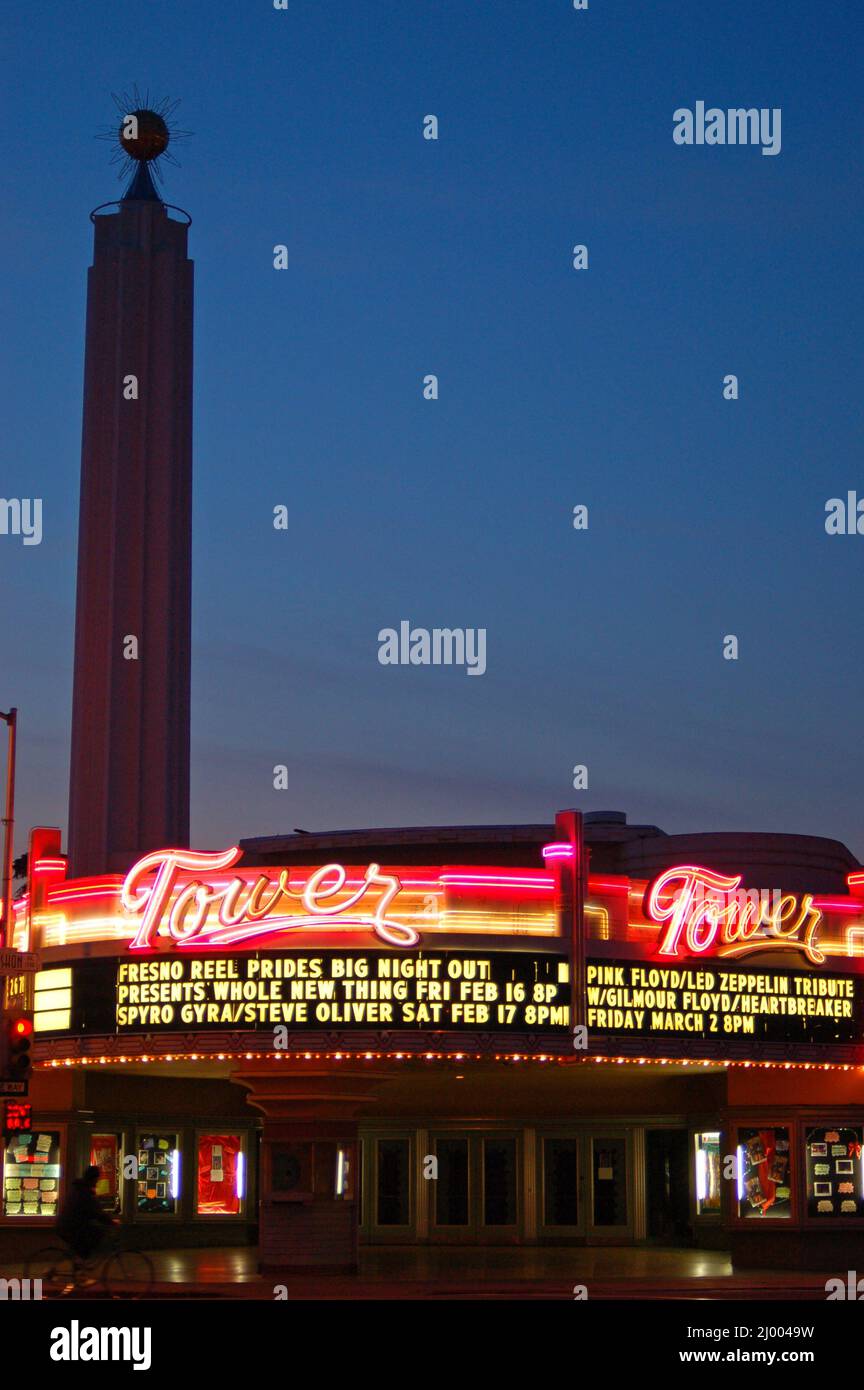 Das Tower Theatre von Fresno, Kalifornien in der Abenddämmerung Stockfoto
