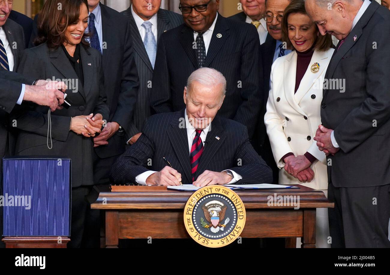 Präsident Joe Biden unterzeichnet am Dienstag, den 15. März 2471 2022, den "Consolidated Affadings Act of 2022" im Indian Treaty Room im Eisenhower Executive Office Building im White House Complex in Washington, DC. Zu Präsident Biden kommen Vizepräsident Kamala Harris, Shalanda Young, kommissarischer Direktor des Amtes für Management und Haushalt, Sprecherin Nancy Pelosi, Mehrheitsführer des Senats Chuck Schumer, Senator Patrick Leahy, Senator Martin Heinrich, Senator Jeffrey Merkley, Senator Chris Coons, Senator Joe Manchin, Senator Jack Reed, Mehrheitsführer Des Repräsentantenhauses, Steny Hoyer Stockfoto