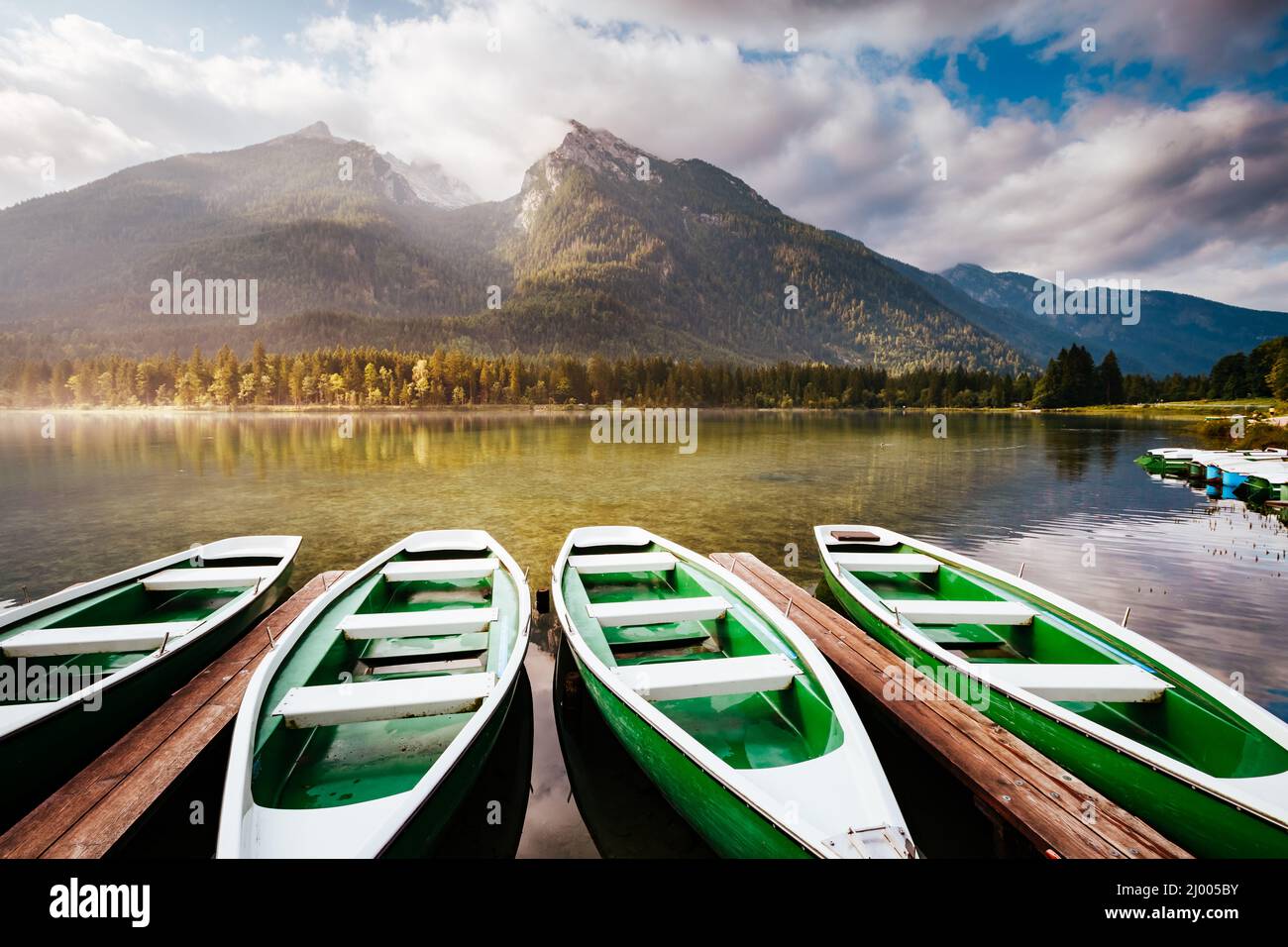 Berühmte Hintersee mit der hölzernen Pier am sonnigen Tag. Malerische Szene. Lage resort Ramsau, Nationalpark Berchtesgadener Land, Obere Bavar Stockfoto