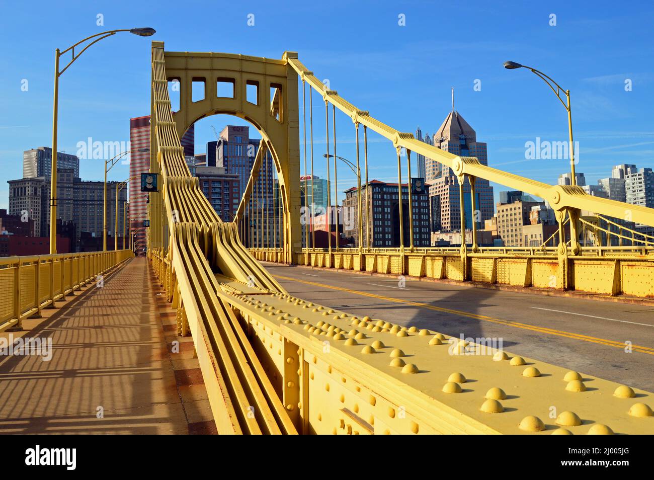 Die Sixth Street Bridge in Pittsburgh, Pennsylvania, wurde zu Ehren des Baseballgroßen Roberto Clemente benannt Stockfoto