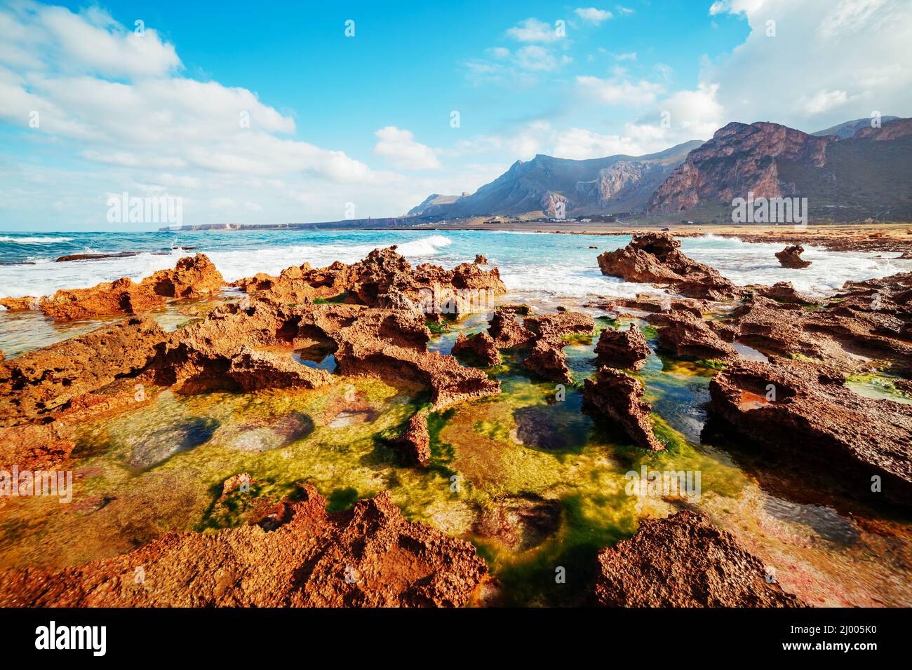 Die einzigartige Form des vulkanischen Strand in der Sonne. Schönen Tag und schöne Szene. Berühmte Touristenattraktion. Ort Kap San Vito, Monte Stockfoto