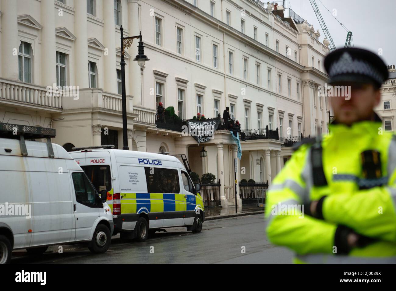 London (UK), 14.03.2022: Hausbesetzer besetzen das Haus des russischen Oligarchen Oleg Deripaska auf dem Belgrave Square in der Hauptstadt. Die Polizei zieht auf den Besatzer ein Stockfoto