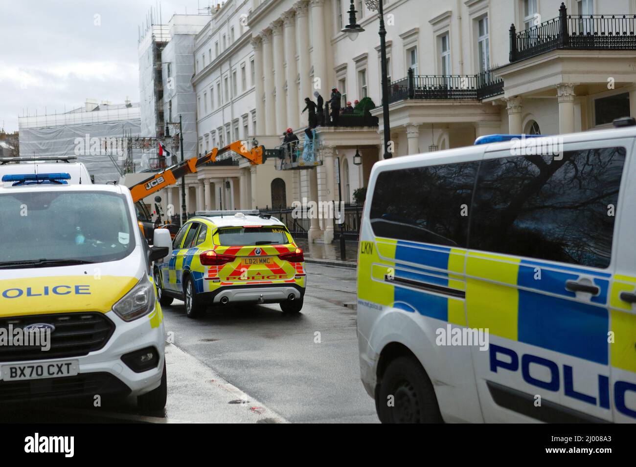 London (UK), 14.03.2022: Hausbesetzer besetzen das Haus des russischen Oligarchen Oleg Deripaska auf dem Belgrave Square in der Hauptstadt. Die Polizei zieht auf den Besatzer ein Stockfoto