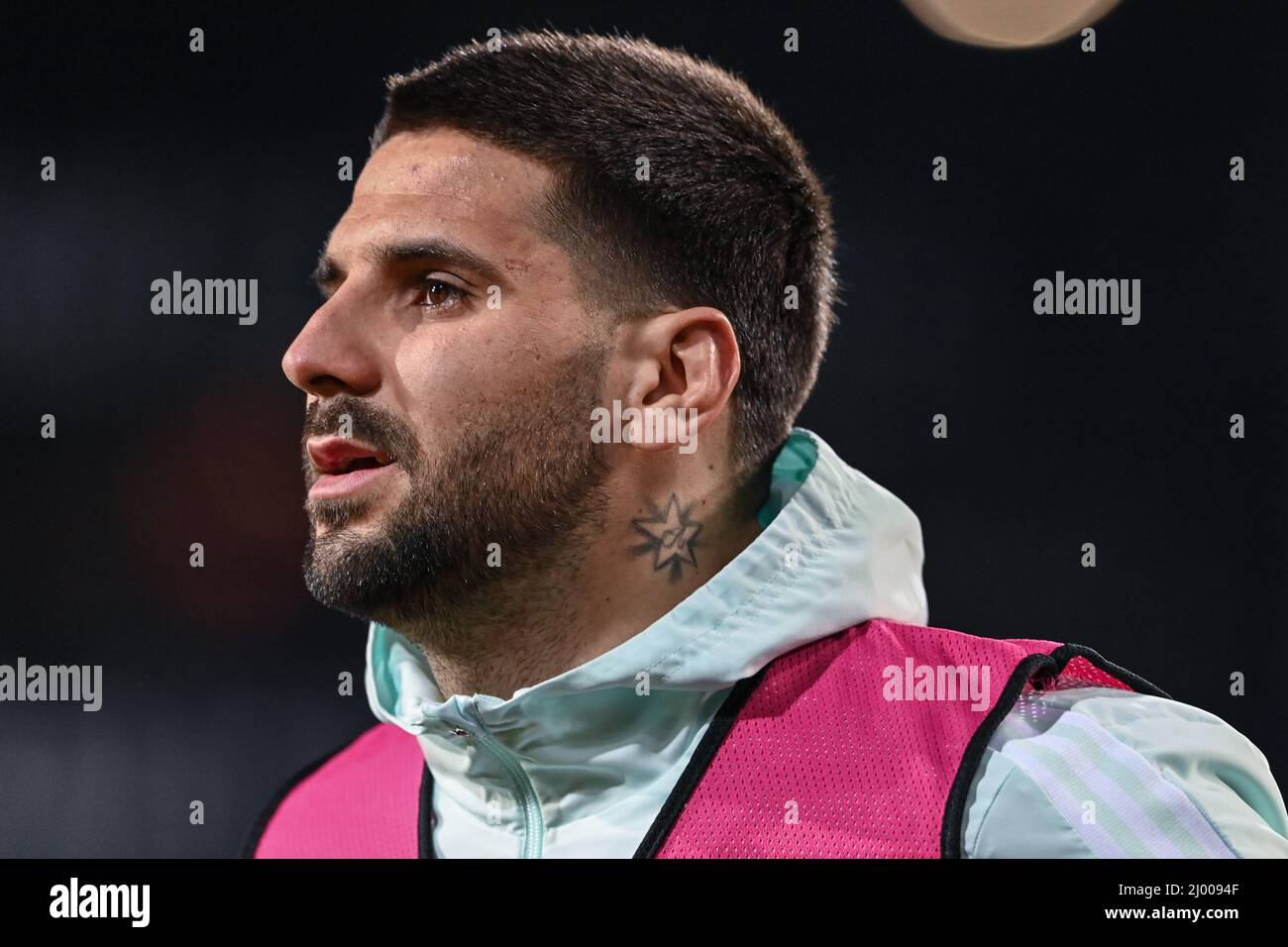 Aleksandar Mitrovic #9 von Fulham zeigt sein Hals-Tattoo während des Aufwärmpuls vor dem Spiel Stockfoto