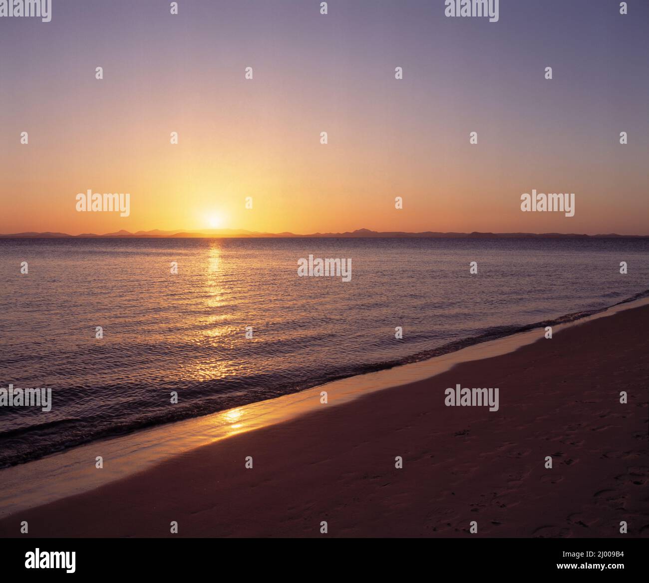 Australien. Queensland. Tolle Keppel Island. Sonnenuntergang über dem Strand der Ozeanküste. Stockfoto