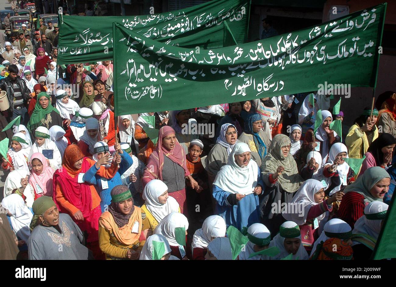 Aktivisten der Islamic Students League (ISL) singen pro-religiöse Slogans in einer religiösen Prozession zur Feier des Eid-e-Miladunnabi, dem Geburtstag und Todestag des Propheten Mohammed (SM), in Srinagar, Kaschmir, Indien. 11. März 2009. Stockfoto