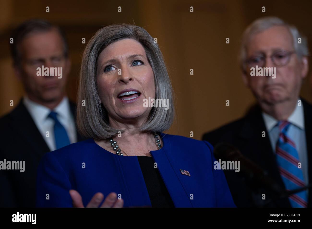 Washington, USA. 15. März 2022. Senator Joni Ernst (R-IA) spricht während der wöchentlichen Pressekonferenz der republikanischen Führung des Senats im US-Kapitol in Washington, DC, am Dienstag, den 15. März, 2022. Präsident Joe Biden wird heute, nachdem er letzte Woche durch den Kongress verabschiedet wurde, ein großes Haushaltsgesetz unterzeichnen, während drei europäische Premierminister Kiew während des anhaltenden russischen Angriffs auf die Ukraine besuchen. (Graeme Sloan/Sipa USA) Quelle: SIPA USA/Alamy Live News Stockfoto