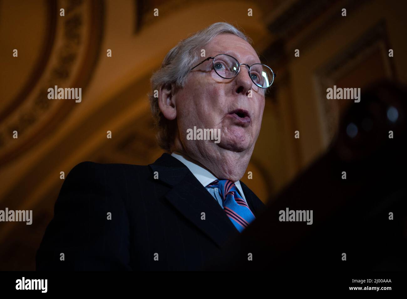 Washington, USA. 15. März 2022. Senator Mitch McConnell (R-KY), der Mehrheitsführer des Senats, spricht während der wöchentlichen Pressekonferenz der republikanischen Führung des Senats im US-Kapitol in Washington, DC, am Dienstag, den 15. März, 2022. Präsident Joe Biden wird heute, nachdem er letzte Woche durch den Kongress verabschiedet wurde, ein großes Haushaltsgesetz unterzeichnen, während drei europäische Premierminister Kiew während des anhaltenden russischen Angriffs auf die Ukraine besuchen. (Graeme Sloan/Sipa USA) Quelle: SIPA USA/Alamy Live News Stockfoto