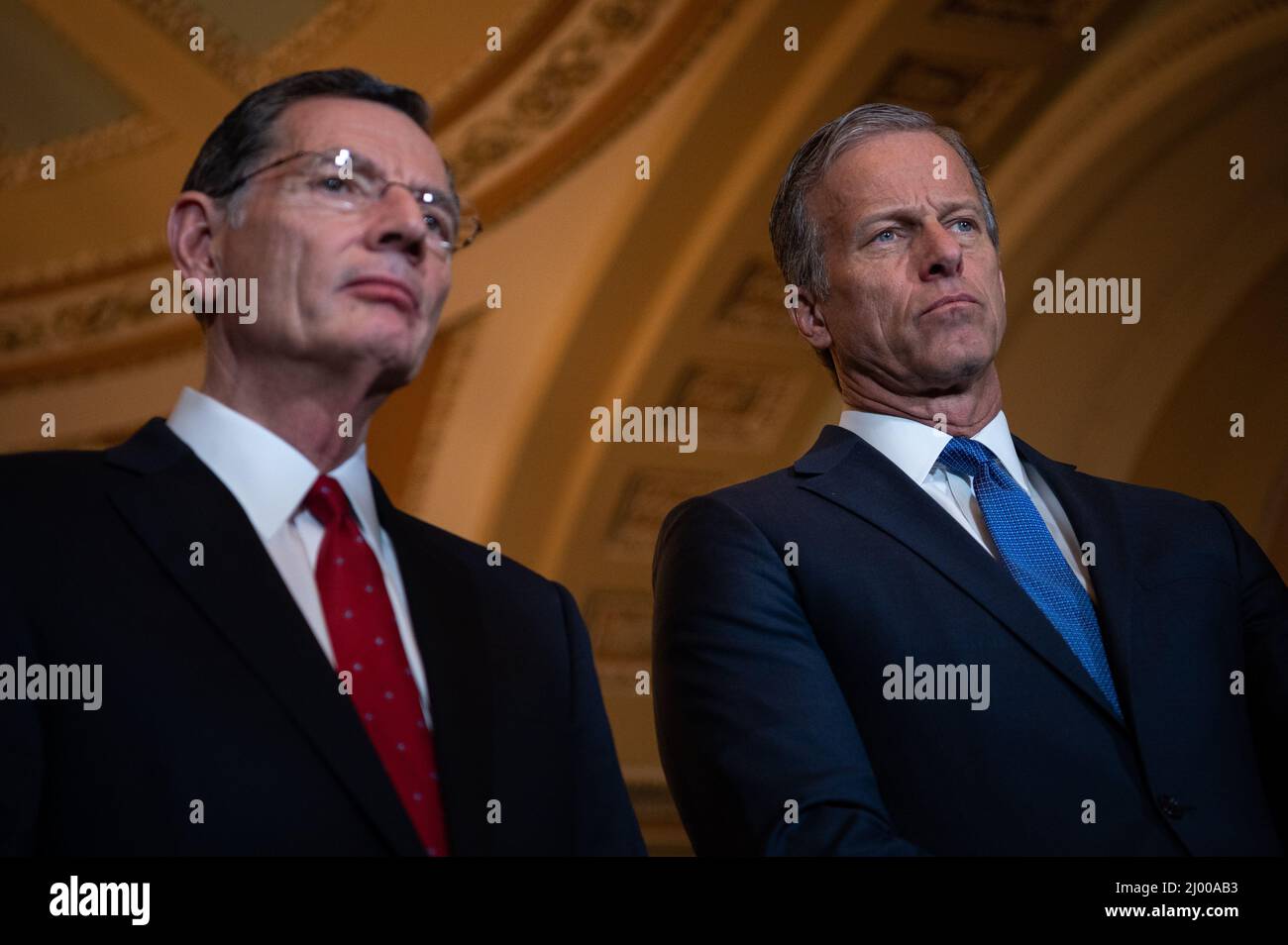 Washington, USA. 15. März 2022. Senator John Barrasso (R-WY) und Senator John Thune (R-S.D.) hören den Rednern während der wöchentlichen Pressekonferenz der republikanischen Führung des Senats im US-Kapitol in Washington, DC, am Dienstag, den 15. März, 2022. Präsident Joe Biden wird heute, nachdem er letzte Woche durch den Kongress verabschiedet wurde, ein großes Haushaltsgesetz unterzeichnen, während drei europäische Premierminister Kiew während des anhaltenden russischen Angriffs auf die Ukraine besuchen. (Graeme Sloan/Sipa USA) Quelle: SIPA USA/Alamy Live News Stockfoto