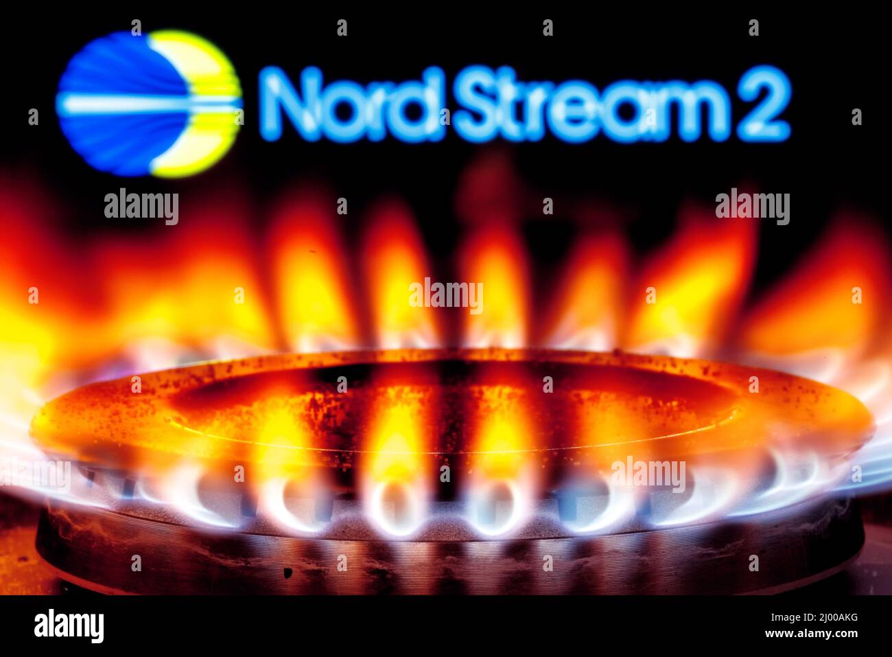 Gasbrenner auf dem Hintergrund des Nord Stream 2 Logos Stockfoto