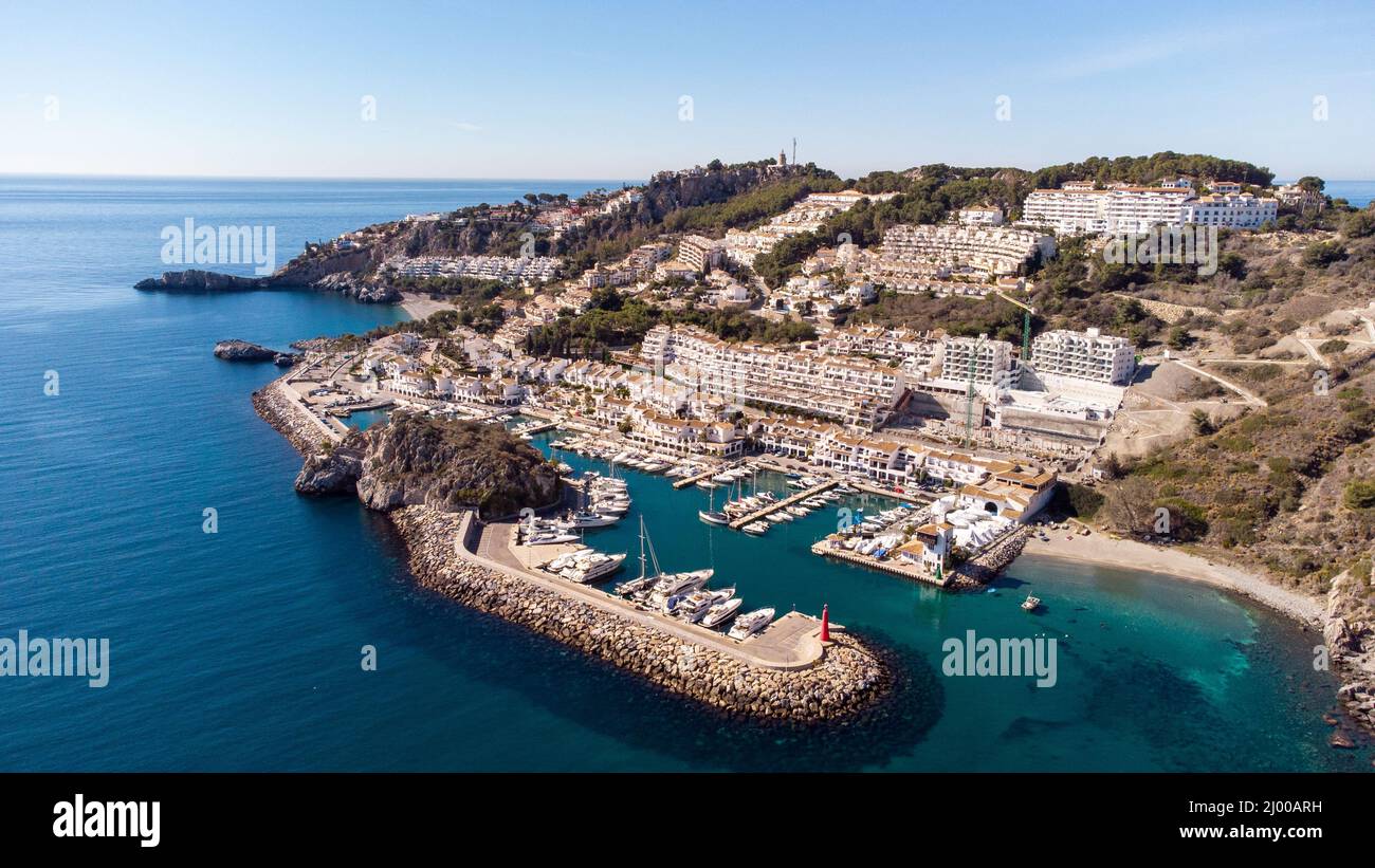 Luftaufnahme der Stadt La Herradura, Granada, Spanien. Schöne Küstenstadt im Süden Spaniens. Blick auf den Hafen und Luxus-Urbanisierung Stockfoto