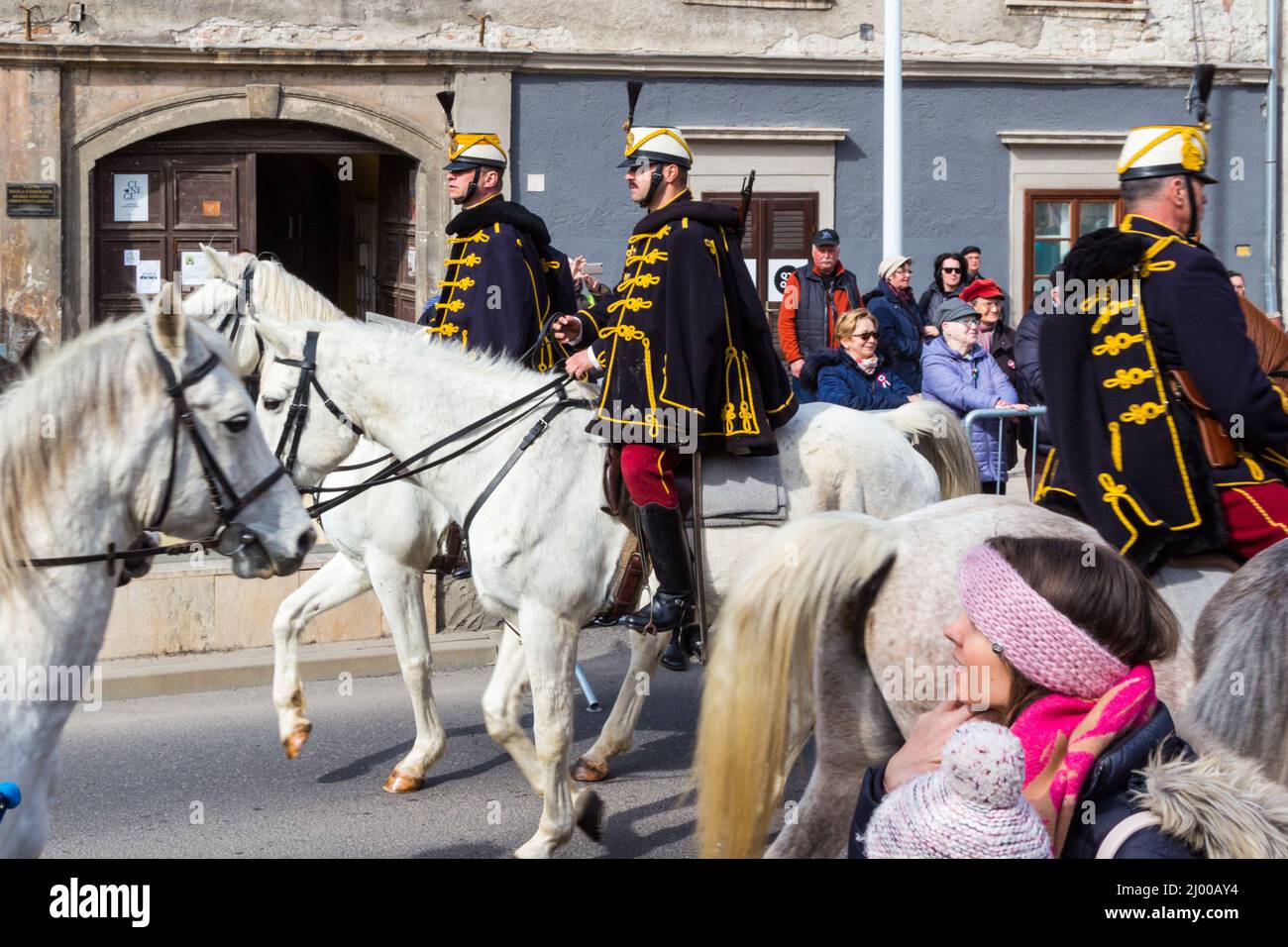 Feier der ungarischen Revolution von 1848 in Petofi ter, Sopron, Ungarn, März 15 2022. Ungarische Hussaren reiten auf Pferden Stockfoto