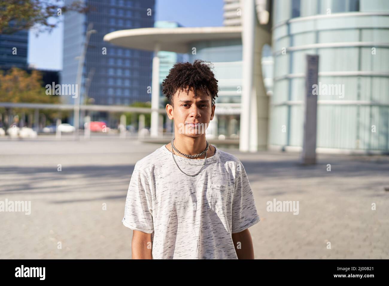 Ein junger afroamerikanischer Mann, der mit einem ernsten Gesicht auf die Kamera blickt. Stockfoto