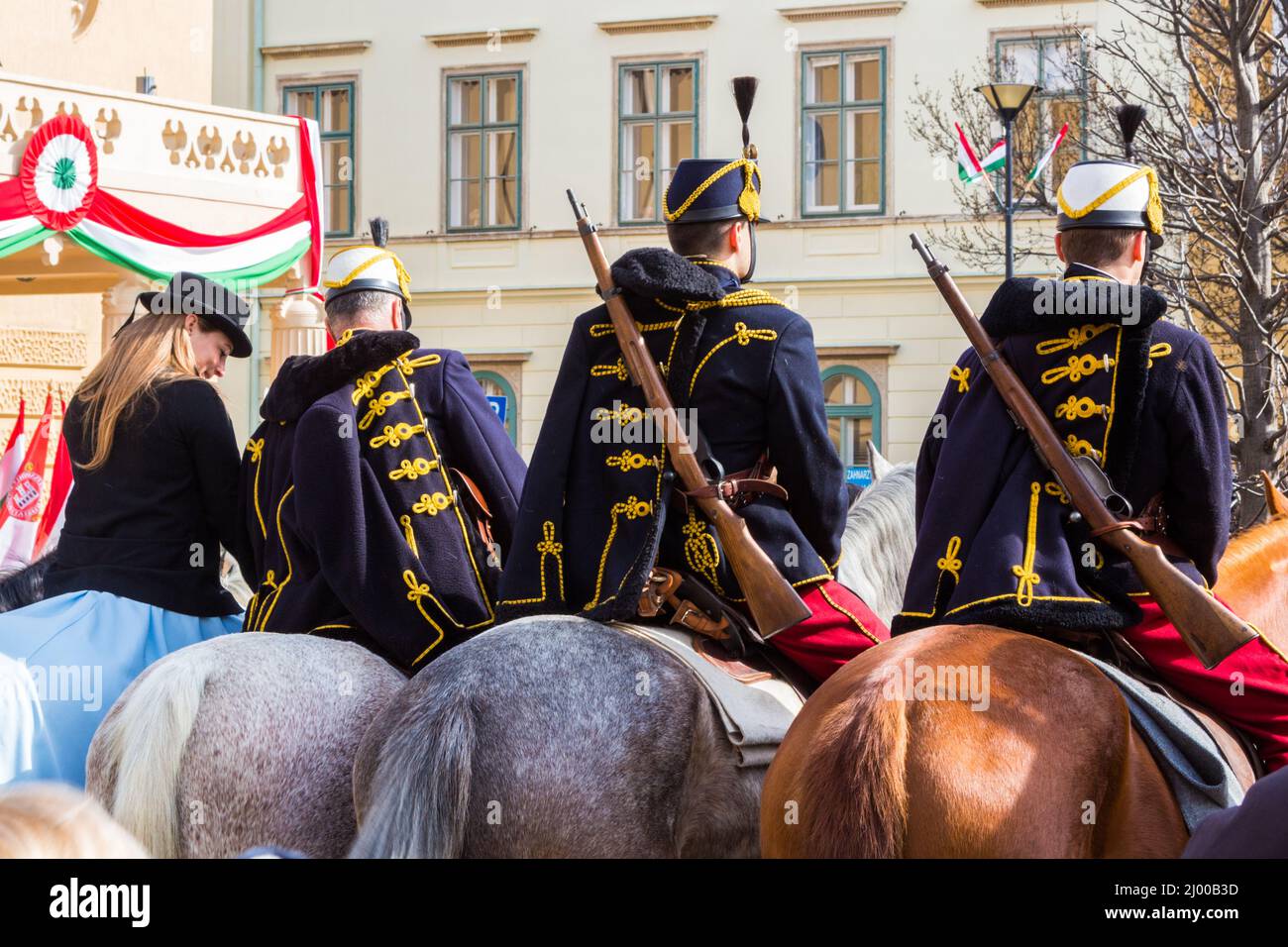 Feier der ungarischen Revolution von 1848 in Petofi ter, Sopron, Ungarn, März 15 2022. Ungarische Husaren auf Pferden Stockfoto