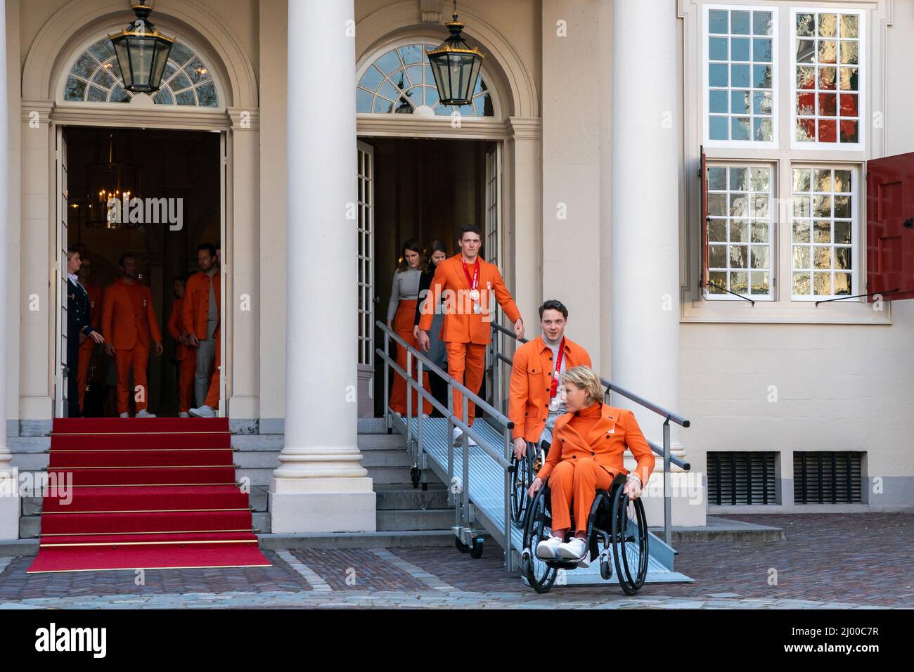 DEN HAAG, NIEDERLANDE - 15. MÄRZ: Niels de Langen aus den Niederlanden, Jeroen Kampschreur aus den Niederlanden und Chef de Mission Esther Vergeer aus den Niederlanden während der Paralympischen Sportveranstaltung in Paleis Noordeinde am 15. März 2022 in Den Haag, Niederlande (Foto: Jeroen Meuwsen/Orange Picics) NOCNSF Stockfoto