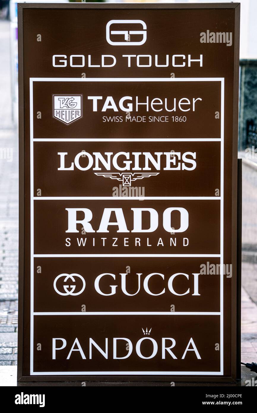 Unterschreiben Sie bei verschiedenen Uhrenfirmen. TAG Heuer, Longines , RADO , Gucci, Pandora. Gold Touch Store in Nerja City Stockfoto