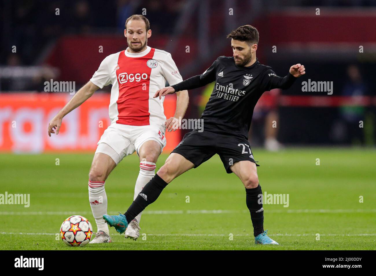 AMSTERDAM, NIEDERLANDE - 15. MÄRZ: Daley Blind von Ajax, Rafa Silva von SL Benfica während des UEFA Champions League 1/8-Finalsspiels zwischen Ajax und Benfica in der Johan Cruijff Arena am 15. März 2022 in Amsterdam, Niederlande (Foto: Peter Lous/Orange Picches) Stockfoto