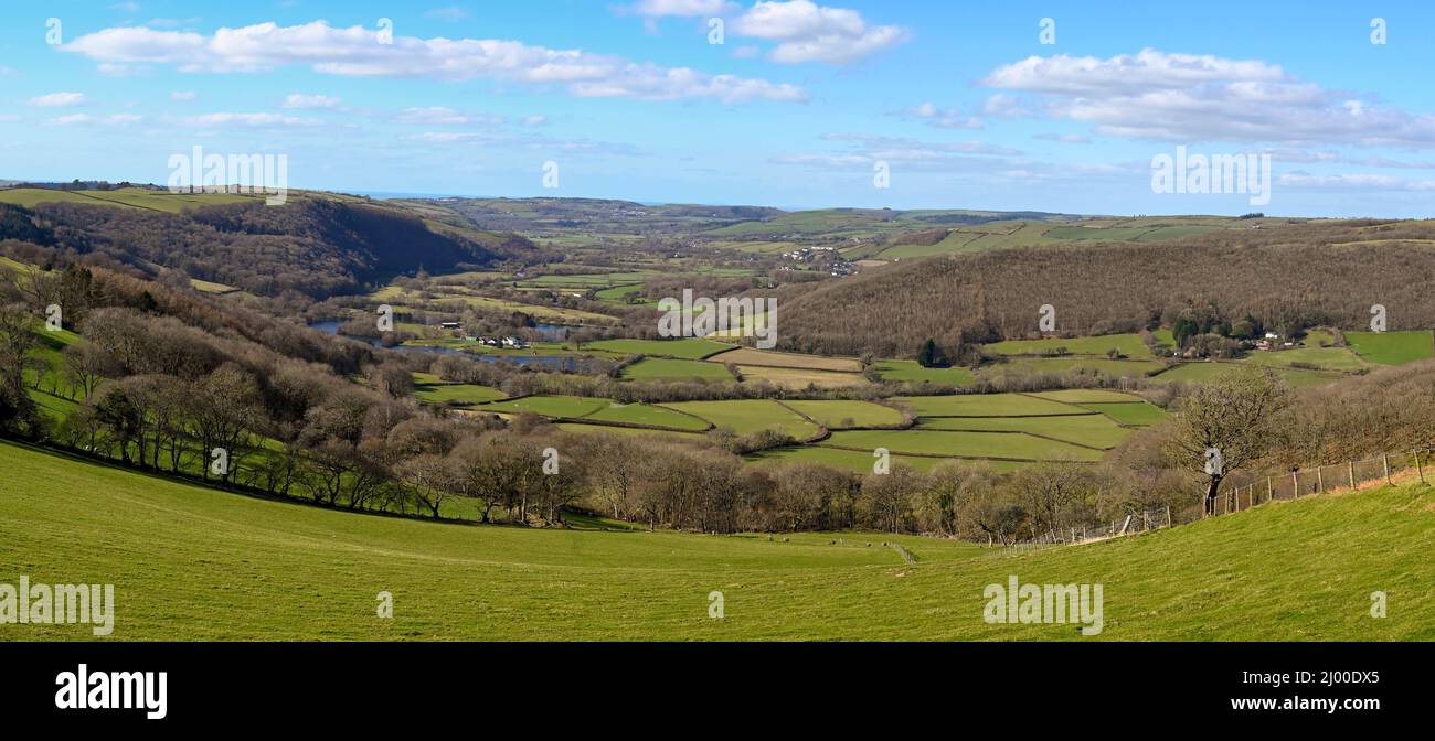 Malerischer Panoramablick auf das Tal des Flusses Rheidol von einer Hügelfarm in West Wales in der Nähe von Aberystwyth Stockfoto