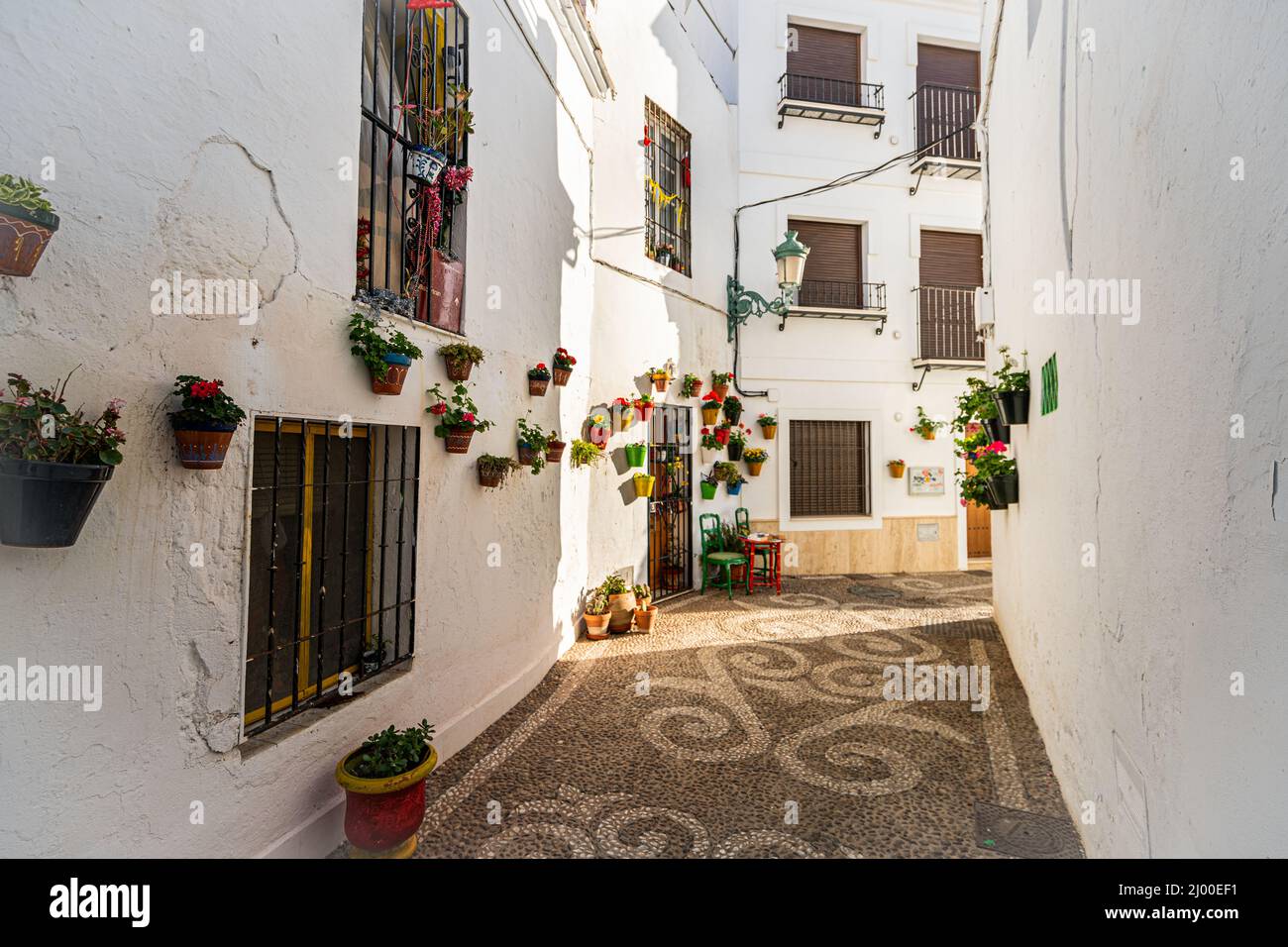 Schöne Straßen von Nerja - Malaga - Spanien. Typisch andalusisches Dorf mit weißen Häusern und kleinen Straßen. Touristisches Reiseziel ln Co Stockfoto