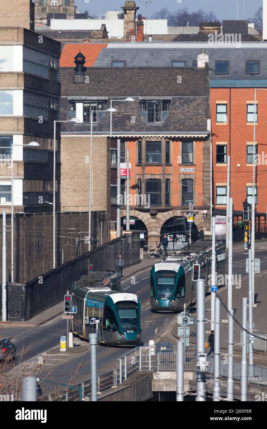 Die Straßenbahnen 220 und 234 von Alstom Citidas fahren durch Fletchergate, Stadtzentrum von Nottingham, auf dem Straßenabschnitt des Nottingham Express-Transits. Stockfoto