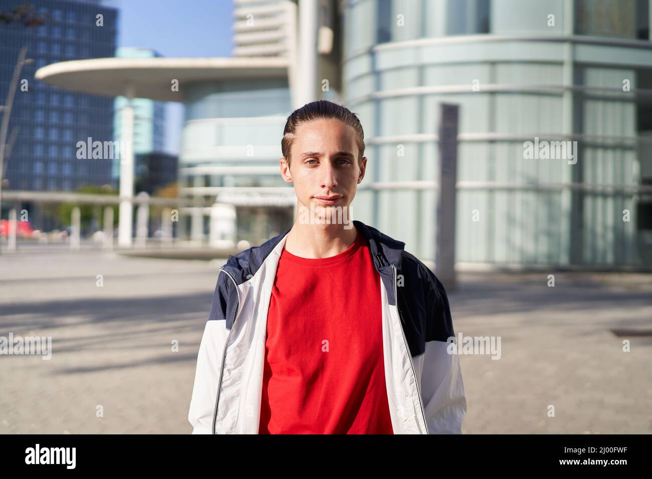Kopfbild eines jungen Mannes. Teen Kerl mit ernst Gesichtsausdruck Blick auf Kamera. Vorderansicht Stockfoto