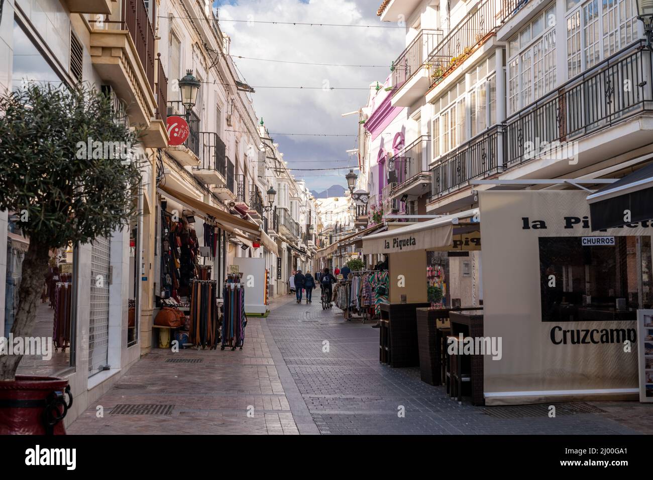 Nerja, Malaga - SPANIEN: Februar 15 2022. Schöne Straßen von Nerja - Malaga - Spanien. Typisch andalusisches Dorf Stockfoto