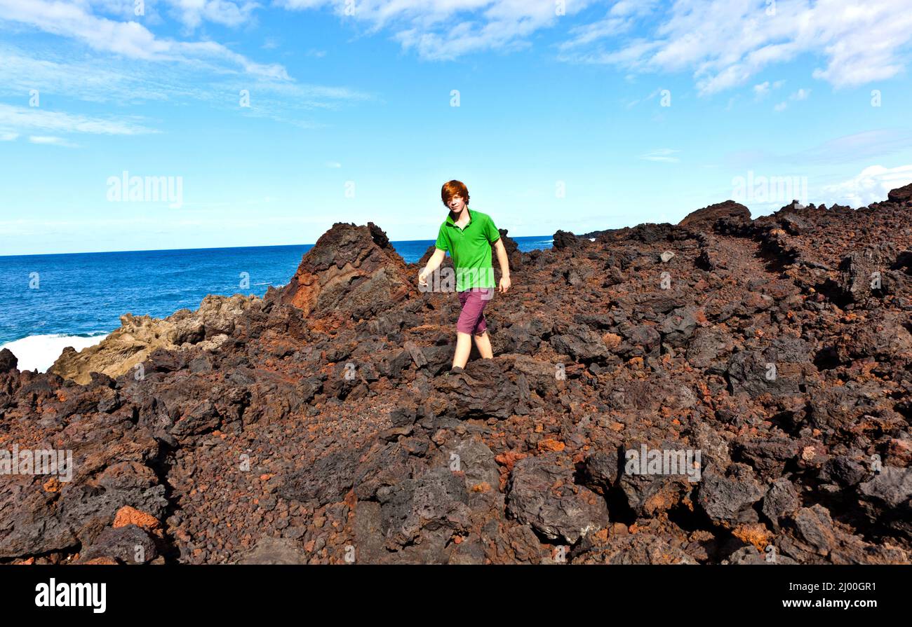 Junge Wandern auf vulkanischen Steinen in natürlichen Parc in Lanzarote Stockfoto