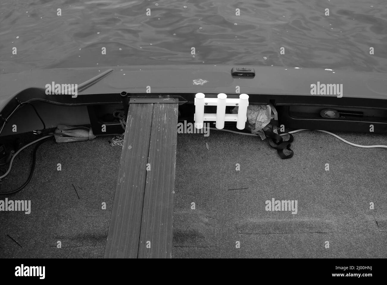 Nahaufnahme eines Teils eines Segelbootes in Schwarz und Weiß Stockfoto