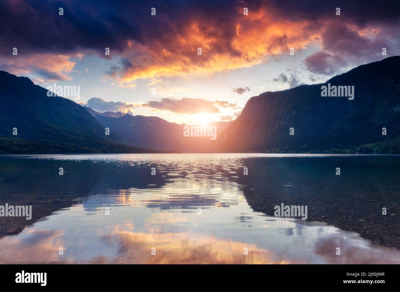 Fantastischer Bergsee im Triglav Nationalpark bei Dämmerung. Dramatische und wunderschöne Morgenszene. Lage Ort Bohinj Tal der Julischen Alpen, SL Stockfoto