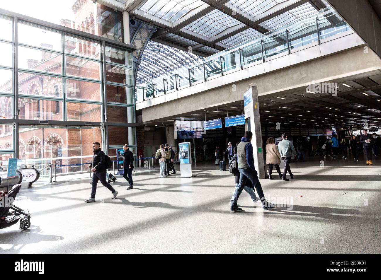 London, Großbritannien. 14. März 2022. Pendler laufen am Bahnhof Saint Pancras International, als die Coronavirus-Fälle in Großbritannien - London, England am 14. März 2022 wieder ansteigen. (Foto von Dominika Zarzycka/Sipa USA) Quelle: SIPA USA/Alamy Live News Stockfoto