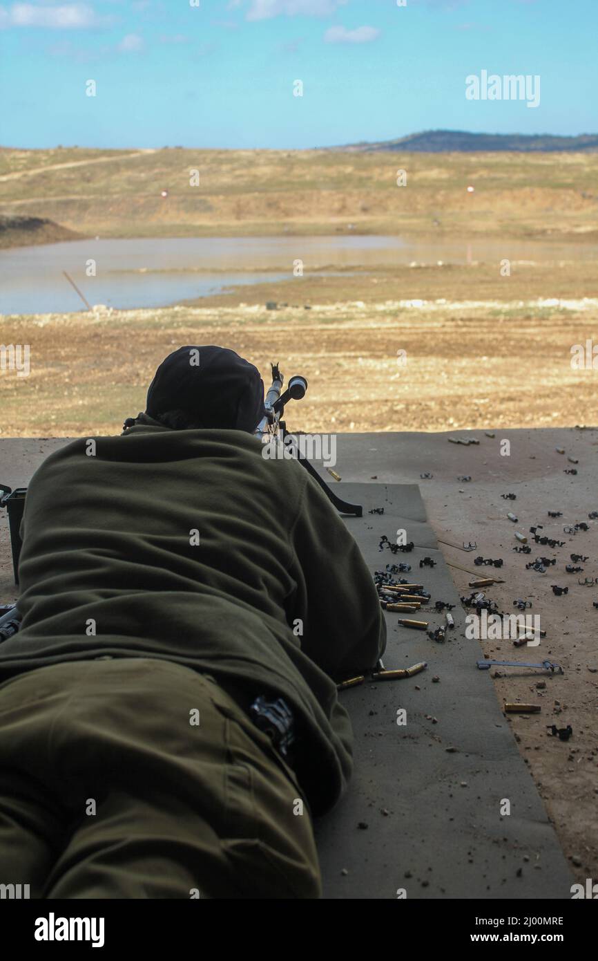 Ein Soldat feuert ein Maschinengewehr hohe Qualität Stockfoto