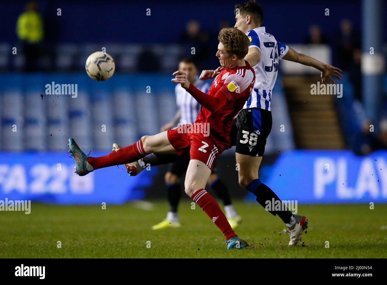 Jordan Story #38 von Sheffield Wednesday und Harvey Rodgers #2 von Accrington Stanley Stockfoto