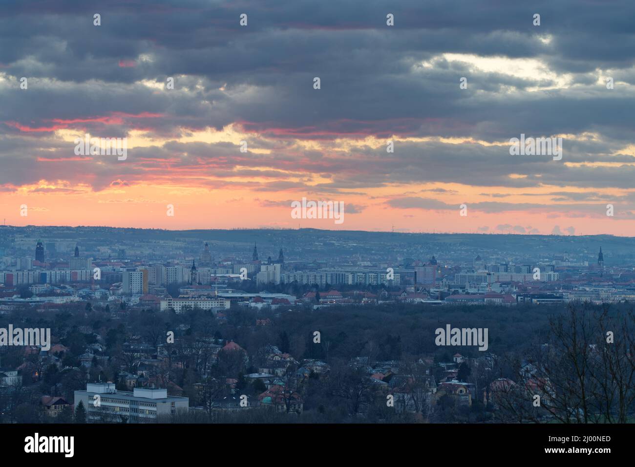 Stadt Dresden, Panoramablick vom Bezirk Loschwitz in südwestlicher Richtung in die Innenstadt im Abendlicht mit rot beleuchteten Wolken Stockfoto