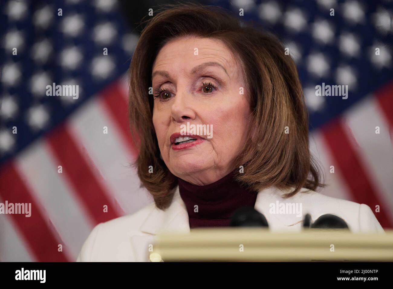 Washington, Usa. 15. März 2022. Die Sprecherin des Hauses, Nancy Pelosi (D-CA), spricht im Rahmen einer Presserunde am Equal Pay Day im Rayburn Room/Capitol Hill in Washington über Arbeitsplätze und die Weltwirtschaft. Kredit: SOPA Images Limited/Alamy Live Nachrichten Stockfoto