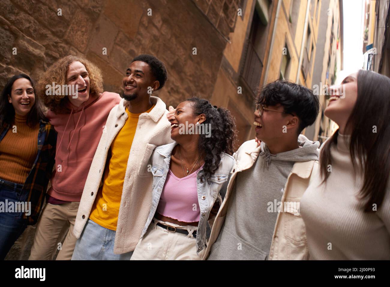 Gruppe von Zwanzigern Menschen zu Fuß in der Straße und. Spaß zusammen Stockfoto