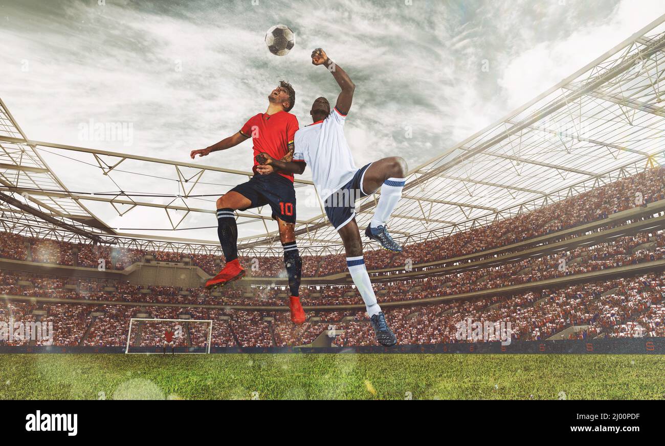 Fußball-Action mit konkurrierenden Fußballspielern springen, um den Ball mit dem Kopf zu treffen Stockfoto