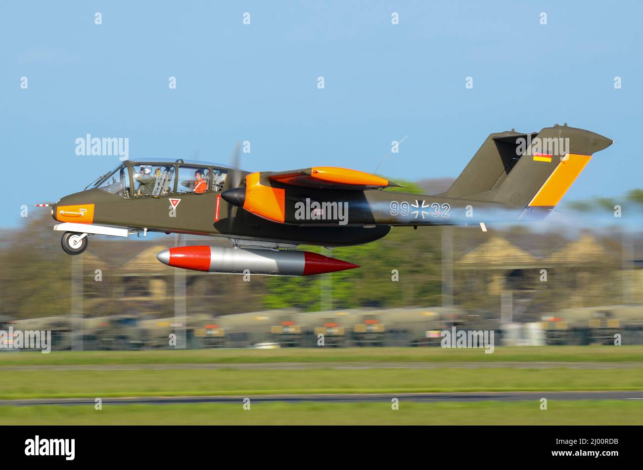 North American Rockwell OV-10B Bronco fliegt tief nach dem Start in Dalton Barracks, ehemals RAF Abingdon, Großbritannien. 99+32, G-BZGK, von Tony de Bruyn Stockfoto